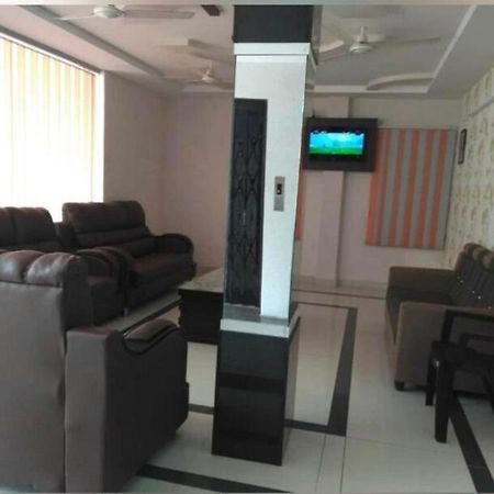 Oyo Flagship 80855 Hotel R Grand Vijayawāda Zewnętrze zdjęcie