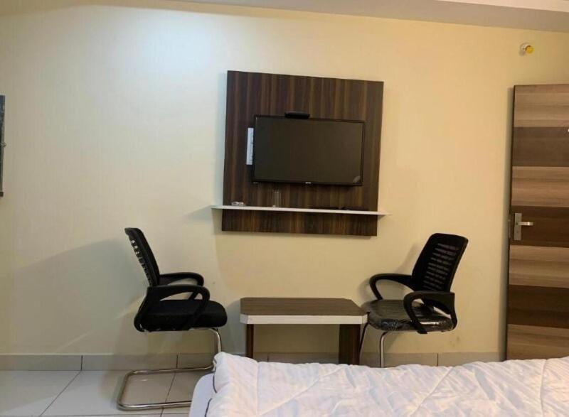 Oyo Flagship 80855 Hotel R Grand Vijayawāda Zewnętrze zdjęcie